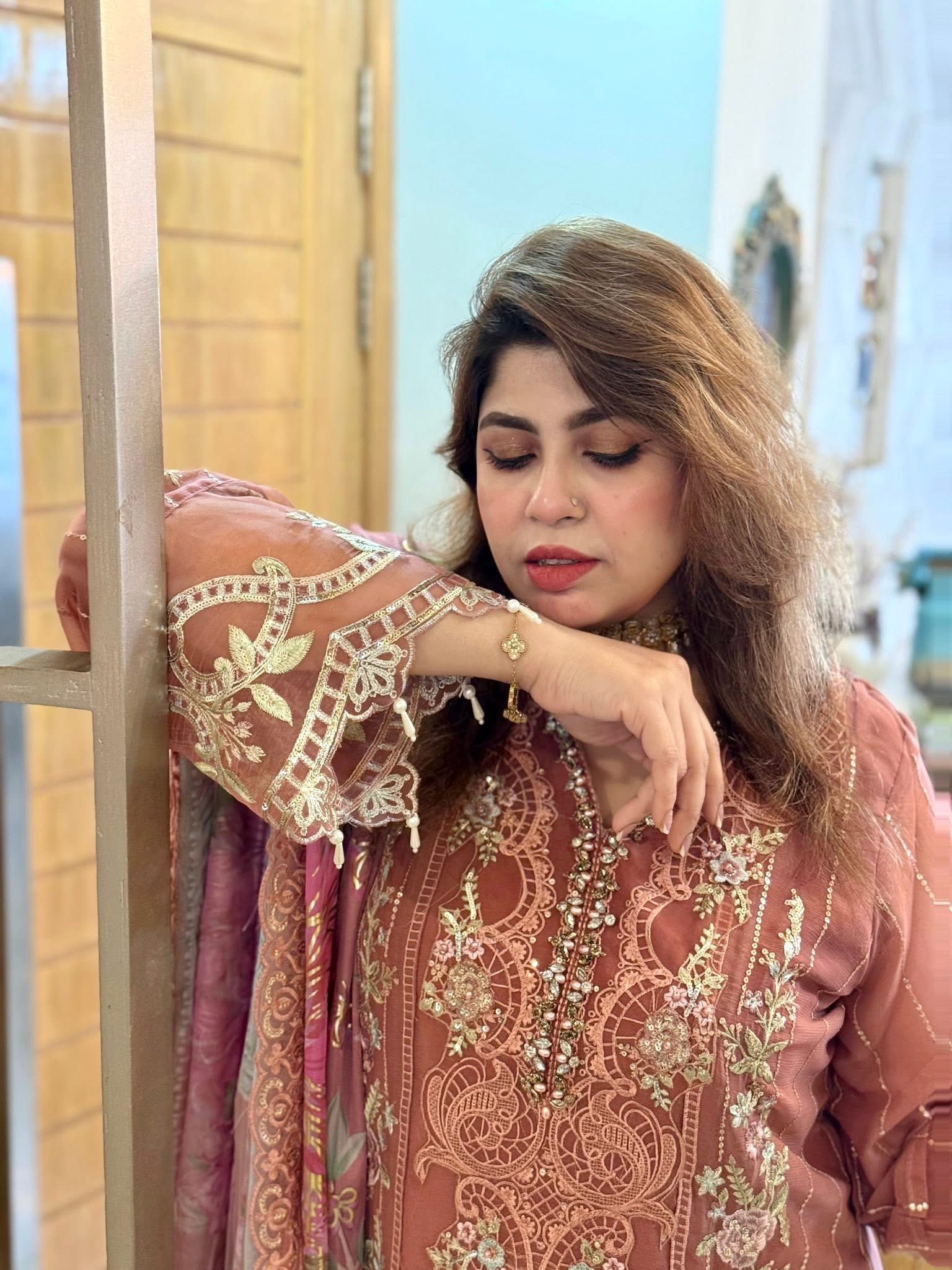 Ishq - e- Gulaabi - Image 3